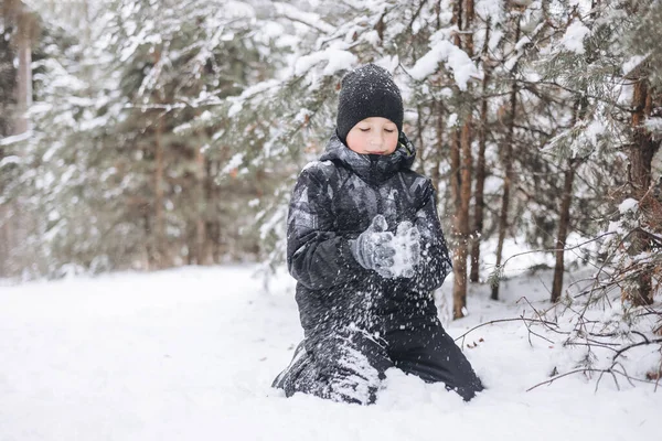 Glad Tonårspojke Som Sitter Snö Vinterskogen Barn Som Har Kul — Stockfoto