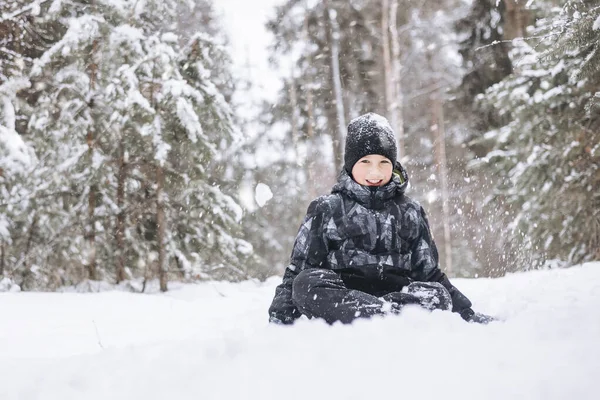 Glad Tonårspojke Som Sitter Snö Vinterskogen Barn Som Har Kul — Stockfoto