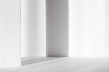 Kozmetik ürün sunumu için soyut beyaz 3d stüdyo arka planı. Penceresi gölgeli boş gri bir oda. Bulanık arkaplan ile ürünü göster.