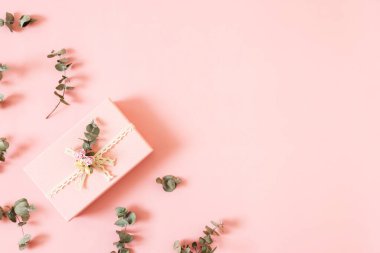 Pastel arka planda izole edilmiş güzel pembe hediye kutusu. Tatil hediyesi, doğum günü, düğün, anneler günü, sevgililer günü, kadınlar günü. Uzayı kopyala Üst manzara, düz uzanma.