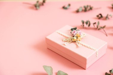 Pastel arka planda izole edilmiş güzel pembe hediye kutusu. Tatil hediyesi, doğum günü, düğün, anneler günü, sevgililer günü, kadınlar günü. Uzayı kopyala Üst manzara, düz uzanma.
