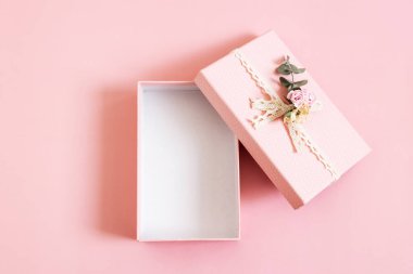 Pastel arka planda izole edilmiş güzel, boş, pembe hediye kutusu. Tatil hediyesi, doğum günü, düğün, anneler günü, sevgililer günü, kadınlar günü. Uzayı kopyala Üst manzara, düz uzanma.