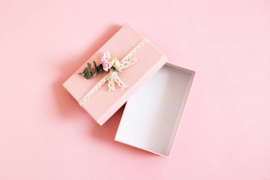 Pastel arka planda izole edilmiş güzel, boş, pembe hediye kutusu. Tatil hediyesi, doğum günü, düğün, anneler günü, sevgililer günü, kadınlar günü. Uzayı kopyala Üst manzara, düz uzanma.