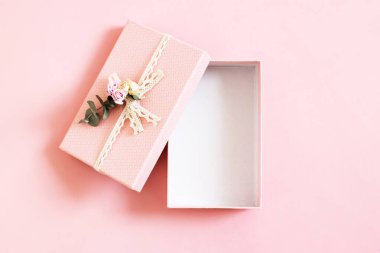 Pastel arka planda izole edilmiş güzel, boş, pembe hediye kutusu. Tatil hediyesi, doğum günü, düğün, anneler günü, sevgililer günü, kadınlar günü. Uzayı kopyala Üst manzara, düz uzanma.