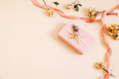 Pastel arka planda izole edilmiş güzel pembe hediye kutusu. Tatil hediyesi, doğum günü, düğün, anneler günü, sevgililer günü, kadınlar günü. Uzayı kopyala Üst manzara, düz uzanma.
