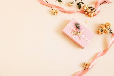 Pastel arka planda izole edilmiş güzel pembe hediye kutusu. Tatil hediyesi, doğum günü, düğün, anneler günü, sevgililer günü, kadınlar günü. Uzayı kopyala Üst manzara, düz uzanma.