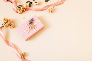 Pastel arka planda izole edilmiş güzel pembe hediye kutusu. Tatil hediyesi, doğum günü, düğün, anneler günü, sevgililer günü, kadınlar günü. Uzayı kopyala Üst manzara, düz uzanma.
