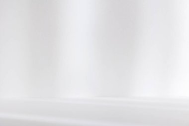 Ürün sunumu için soyut beyaz stüdyo arka planı. Penceresi gölgeli boş bir oda. Bulanık arkaplan ile ürünü göster.