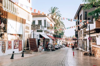 Antalya, Türkiye - Temmuz 2021: Antalya 'nın Kaleici ilçesinin Dar Caddesi. Türk pazarı. Antalya 'nın eski şehri boyunca yürüyen insanlar