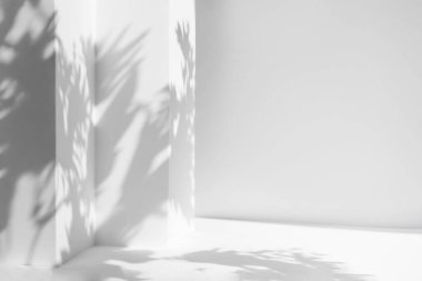 Beyaz masa ve soyut geometrik duvar arkaplanı çiçekler ve palmiye yapraklarıyla örtülmüş. Ürün sunumu için soyut gri stüdyo arka planı. Kopya alanı olan 3D oda. Yaz konsepti.