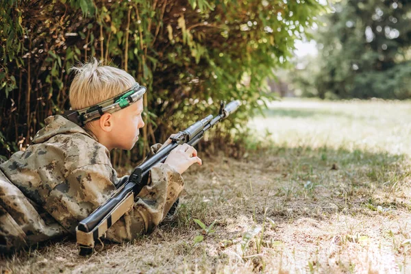 Çocuk Optik Görüşe Bakıyor Bir Silah Çocuklar Dışarıda Lazer Savaşı Stok Resim