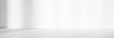 Ürün sunumu için soyut beyaz stüdyo arka planı. Penceresi gölgeli boş bir oda. Arkaplanı bulanık olan ürünü göster. Pankart