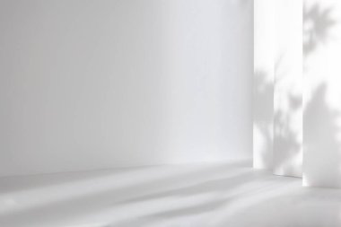 Kozmetik ürün sunumu için soyut beyaz 3d stüdyo arka planı. Penceresi gölgeli boş gri bir oda. Bulanık arkaplan ile ürünü göster.