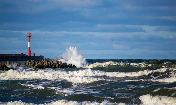 Stürmisches Wetter auf dem Meer, Wind, Wellen und Leuchtturm am Maulwurf — Stockfoto