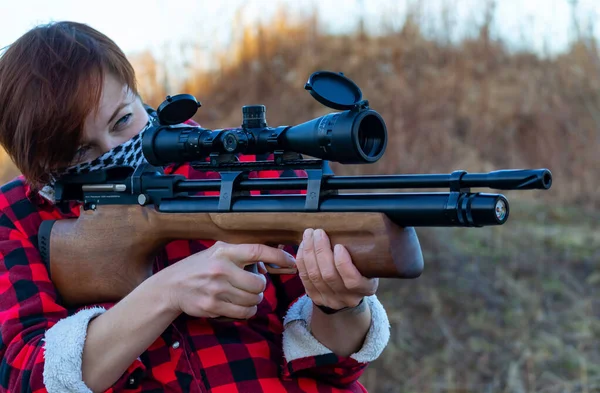 Person Die Mit Einer Pcp Pistole Zielte Bewaffnete Frau Sportschießen — Stockfoto