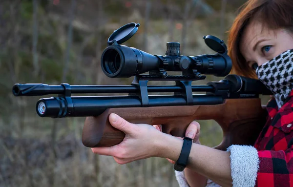 Person Die Mit Einer Pcp Pistole Zielte Bewaffnete Frau Sportschießen — Stockfoto