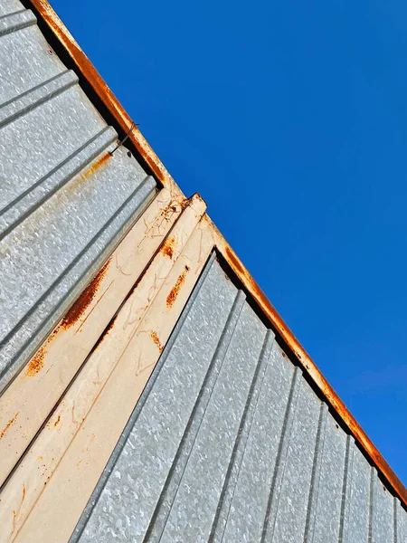 Cerca Metal Contra Céu Azul — Fotografia de Stock