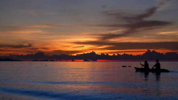 Bootsfahrt bei Sonnenuntergang, Thailand — Stockvideo