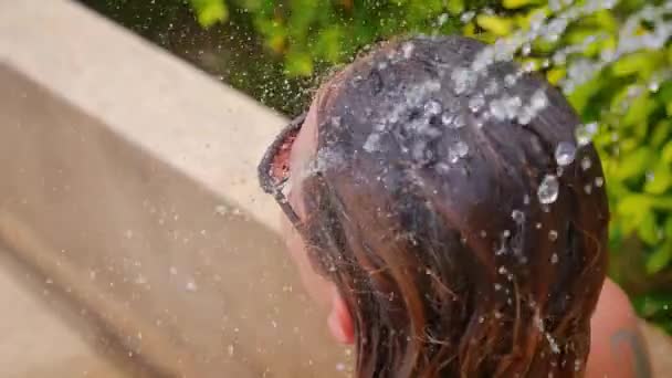 Fille bénéficie d'une douche. Mouvement lent — Video