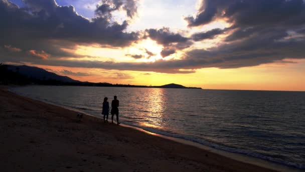 Ζευγάρι απολαμβάνει με τα πόδια — Αρχείο Βίντεο