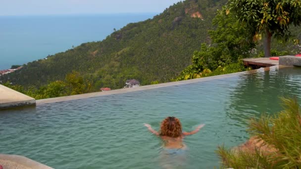 Woman swimming — Stock Video