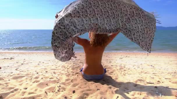 Mujer Relajándose en la playa — Vídeo de stock