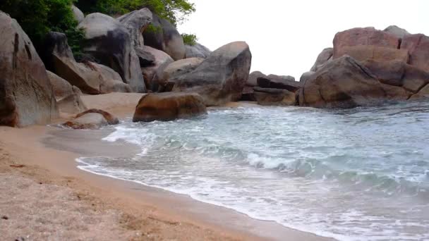 Waves splashing against rocks — Stock Video