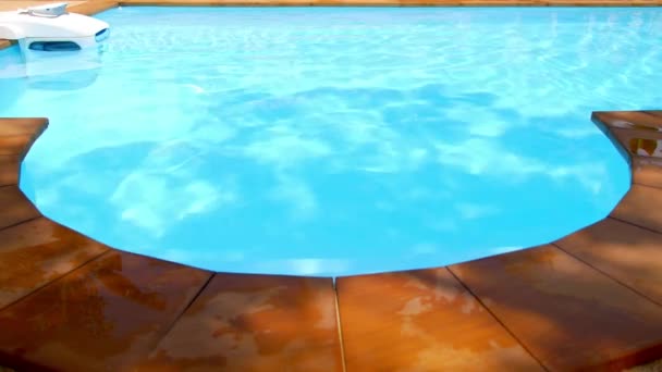 Zwembad met reflecties — Stockvideo