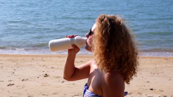 Mujer Beber cerca del mar — Vídeo de stock