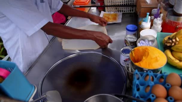 Att göra av pannkakor med banan — Stockvideo