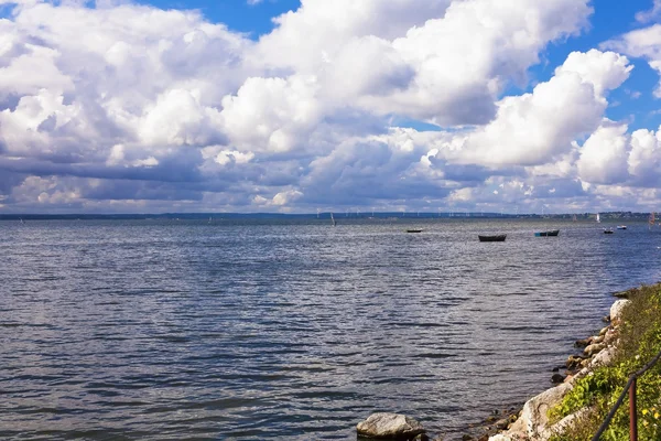 Prachtig zeegezicht, verbazingwekkend hemel — Stockfoto