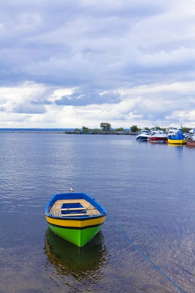 Bateau amarré sur le bord de la peste dans le port — Photo