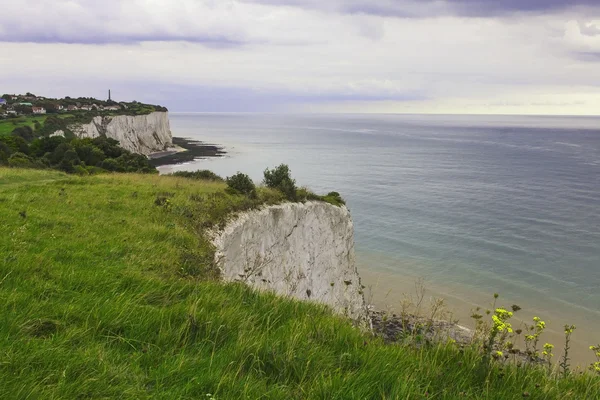 Ciudad en un acantilado cerca del Puerto de Dover — Foto de Stock