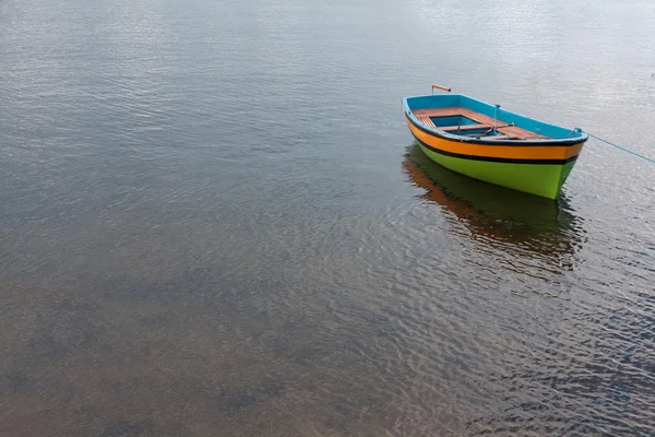 Barco en el barco del lago amarrado en la orilla — Foto de Stock