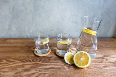 Bir sürahi ve limonlu saf su. Sağlıklı yaşam tarzı kavramı