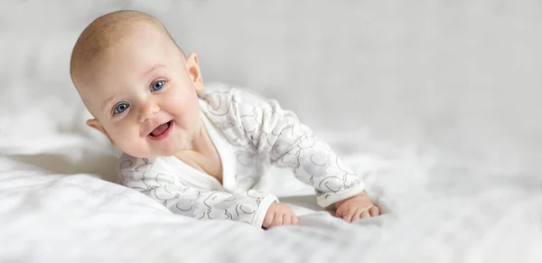 Feliz Niñita Sonriendo Acostada Cama Una Sábana Blanca Casa Mirando —  Fotos de Stock