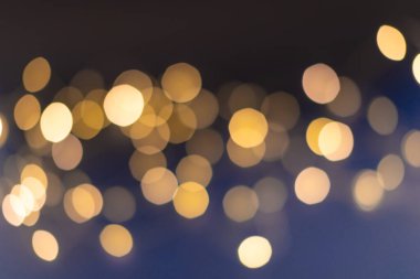 Mavi arka plandaki Noel ışıklarını söndür