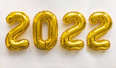 2022 altın rakam beyaz arka planda şişirilebilir rakamlar. Yeni yıl ve Noel konsepti