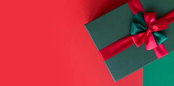圣诞假期礼物盒 绿色和红色背景 新年的礼物 复制文字空间 — 图库照片
