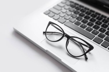 Bilgisayarlı ve gözlüklü çevrimiçi iş masası..