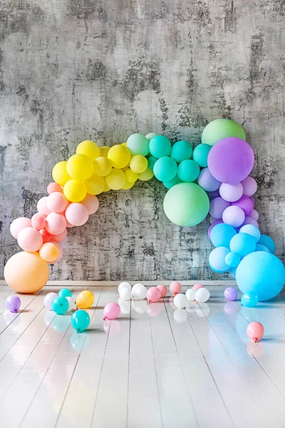 Tatildeki renkli balon kemeri. Uzayı metin için kopyala. Dikey fotoğraf