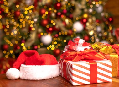 Noel Baba şapkası ve Noel hediyeleri süslü bir Noel ağacının arka planında. Alışveriş mağazası. Noel ve Yeni Yıl kavramı