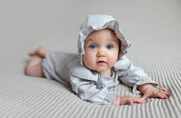 Felice Bambino Carino Una Tuta Bianca Leggera Cappello Sulla Coperta — Foto Stock