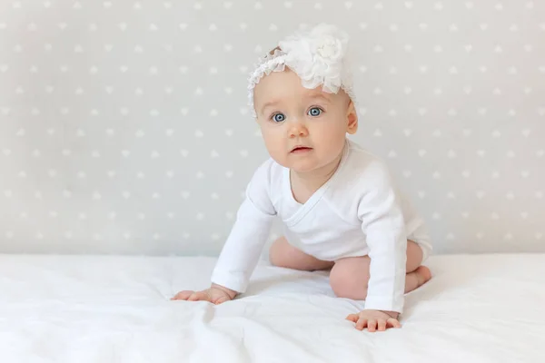 Felice Bambina Bambina Body Bianco Seduta Sul Letto Casa Guardando — Foto Stock