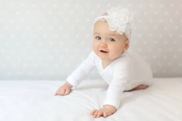 Felice Bambina Bambina Body Bianco Seduta Sul Letto Casa Guardando — Foto Stock