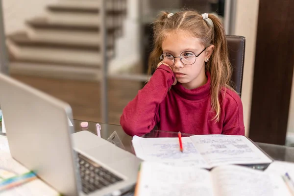 Annoiato Adolescente Scuola Ragazza Stanca Apprendimento Online Studiare Facendo Compiti — Foto Stock