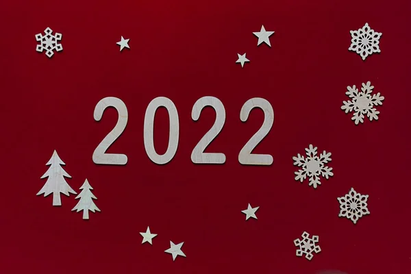 Yeni yıl kompozisyonu, ahşap numaralar 2022, kar taneleri, tatlı karamel, Noel oyuncağı Noel ağacı. Düz yatış, üst manzara, noel kartı