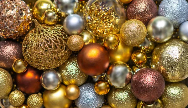 Noel ağacını süslemek için balonlardan yapılmış Noel arkaplanı. Yeni yıl kartı..