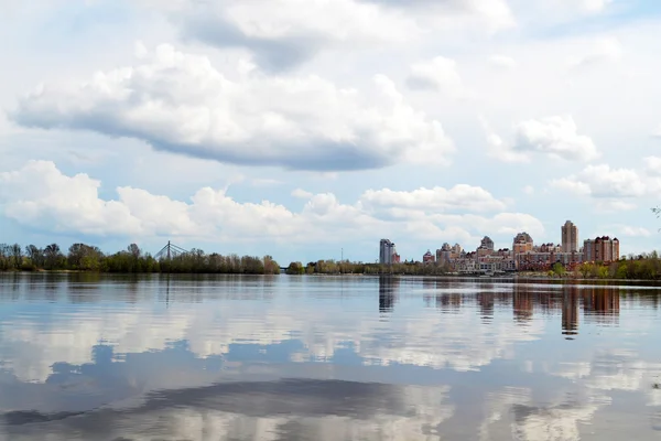 Nehre yansıtan bulutlar