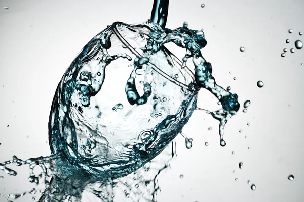 saydam bir cam içine düşen su akışı